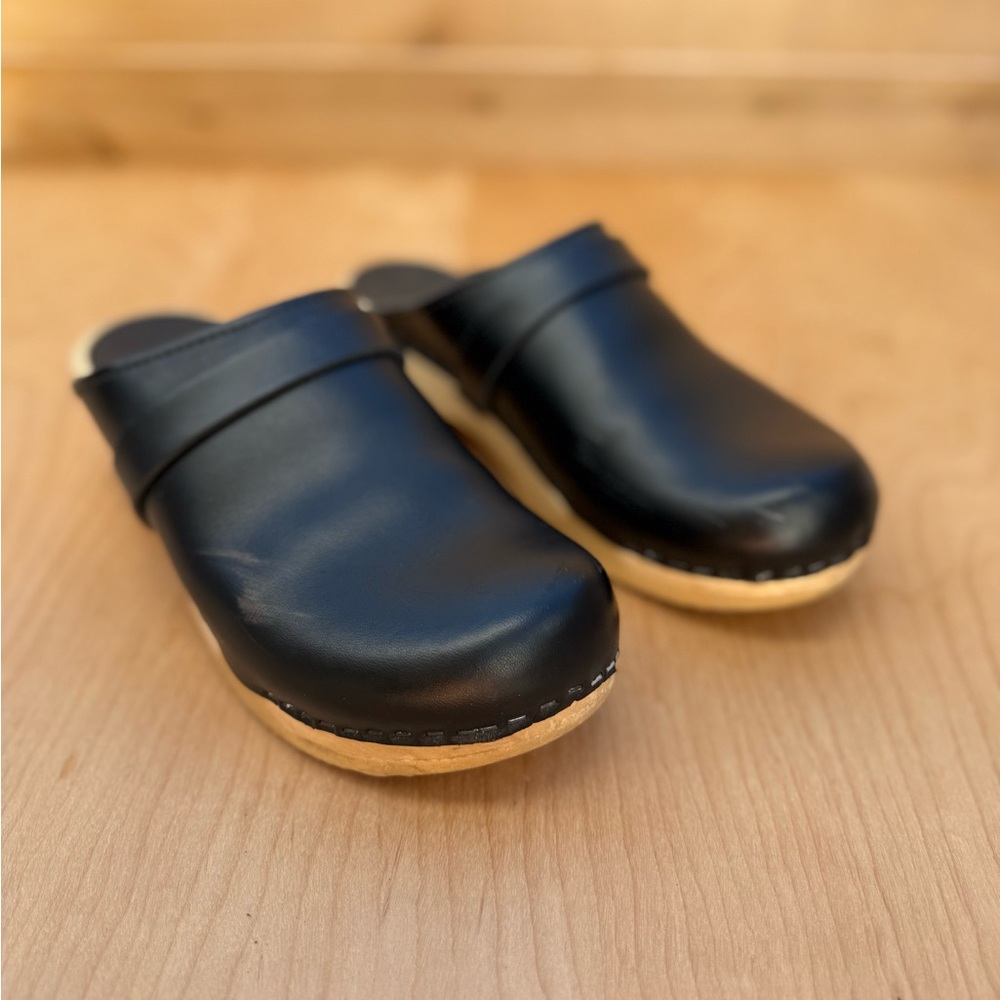 Sven Clogs Women’s 9
Like new,